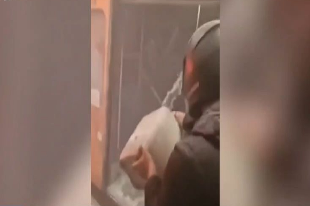 Μοναστηράκι: Ελεύθερος ο 27χρονος που πέταξε υγρό από ένα μπιτόνι σε συρμό του ΗΣΑΠ – Τι ισχυρίστηκε