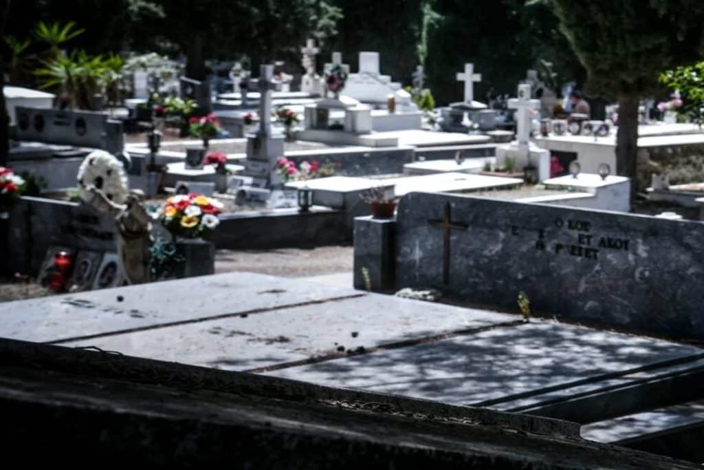 Έχουν «ρημάξει» τα νεκροταφεία στη Θεσσαλονίκη – Κλέβουν μπουκάλια με ελαιόλαδο [Βίντεο]