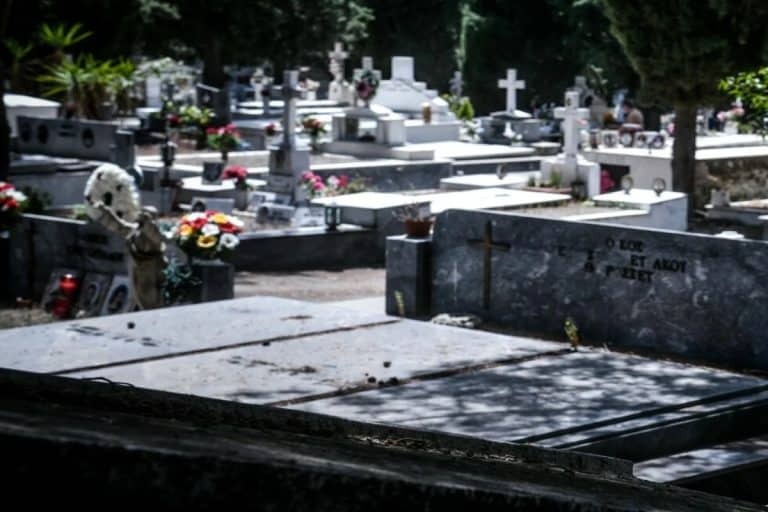 Έχουν «ρημάξει» τα νεκροταφεία στη Θεσσαλονίκη – Κλέβουν μπουκάλια με ελαιόλαδο [Βίντεο]