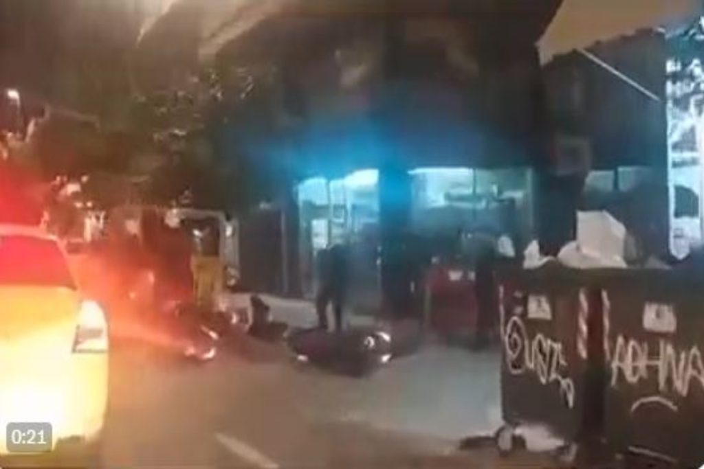 Άγριος ξυλοδαρμός πολίτη από αστυνομικούς στην πλατεία Βικτωρίας, διατάχθηκε ΕΔΕ – Βίντεο ντοκουμέντ