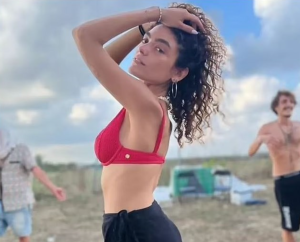 Σοκάρει 27χρονο μοντέλο που σώθηκε από τη Χαμάς: Κρύφτηκα στο πτώμα του συντρόφου μου και έκανα τη νεκρή