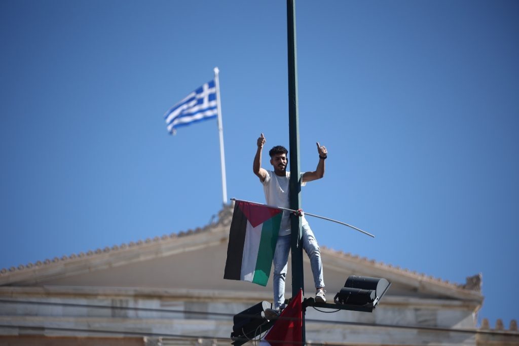 Αυτός είναι ο 22χρονος Παλαιστίνιος που τον άφησαν να κατεβάσει την ελληνική σημαία και να υψώσει τη σημαία της χώρας του στο Σύνταγμα