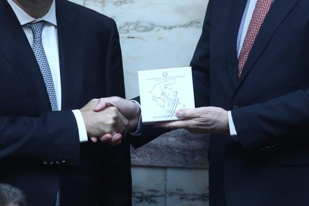 Κατατέθηκε στη Βουλή Προϋπολογισμός του 2024: Αυξήσεις σε δημοσίους υπαλλήλους και συνταξιούχους 