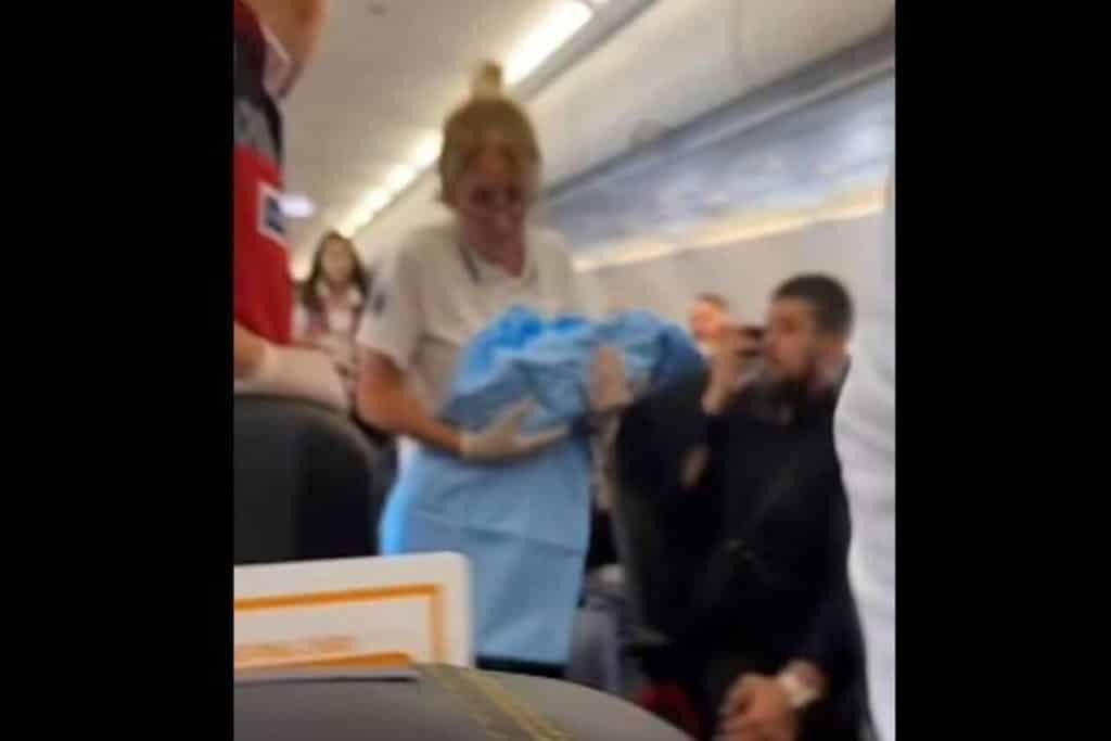 Αεροδρόμιο της Κωνσταντινούπολης: Γυναίκα γέννησε μέσα σε αεροπλάνο – Δεν πίστευαν στα μάτια τ
