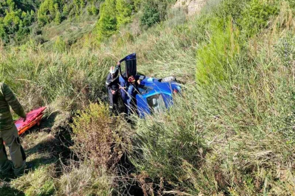 Πύργος: Άγιο είχε οδηγός που έπεσε σε γκρεμό – Απεγκλωβίστηκε σώα
