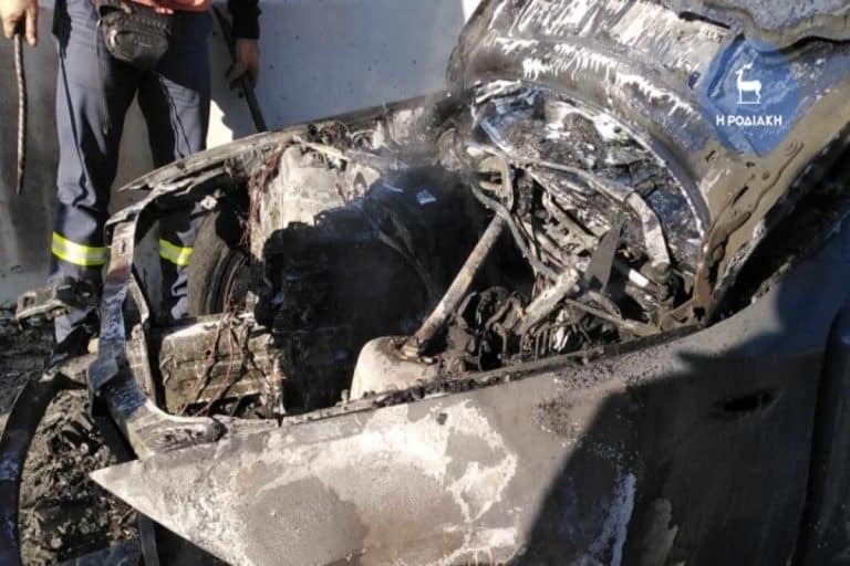 Εικόνες ταινίας δράσης στη Ρόδο: Αυτοκίνητο τυλίχθηκε στις φλόγες και κάηκε ολοσχερώς – Η οδηγός μόλις είχε σταθμεύσει [εικόνες]