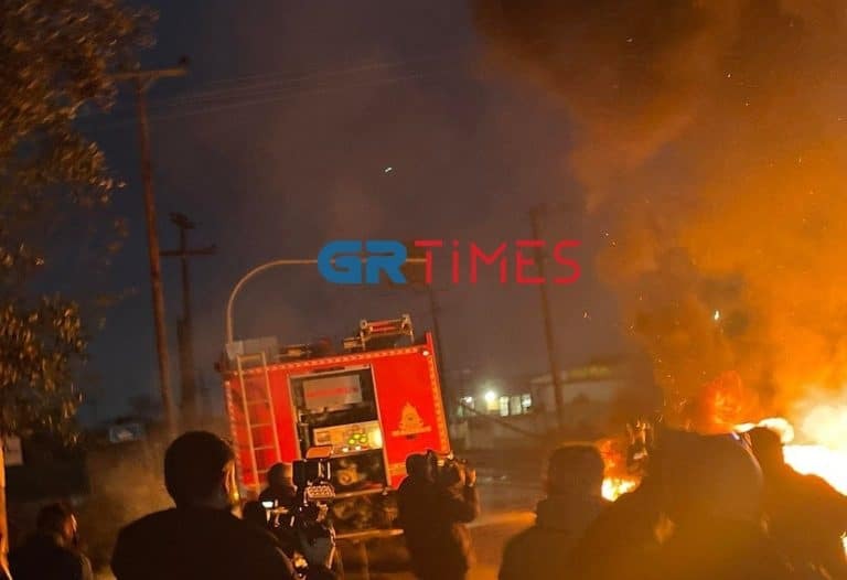 Θεσσαλονίκη: Επεισόδια και φωτιές στον οικισμό Ρομά στα Τσαΐρια για την δολοφονία του 17χρονου
