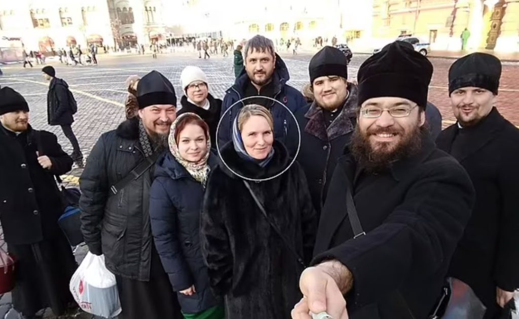 Ιερέας αποκεφάλισε τη σύζυγό του και έβαλε την κόρη του να προσευχηθεί μπροστά από το πτώμα