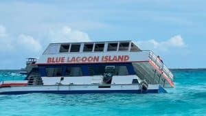 Τρόμος για τουρίστες στις Μπαχάμες: Βυθίστηκε το καταμαράν που επέβαιναν- Νεκρή μία γυναίκα (Βίντεο)