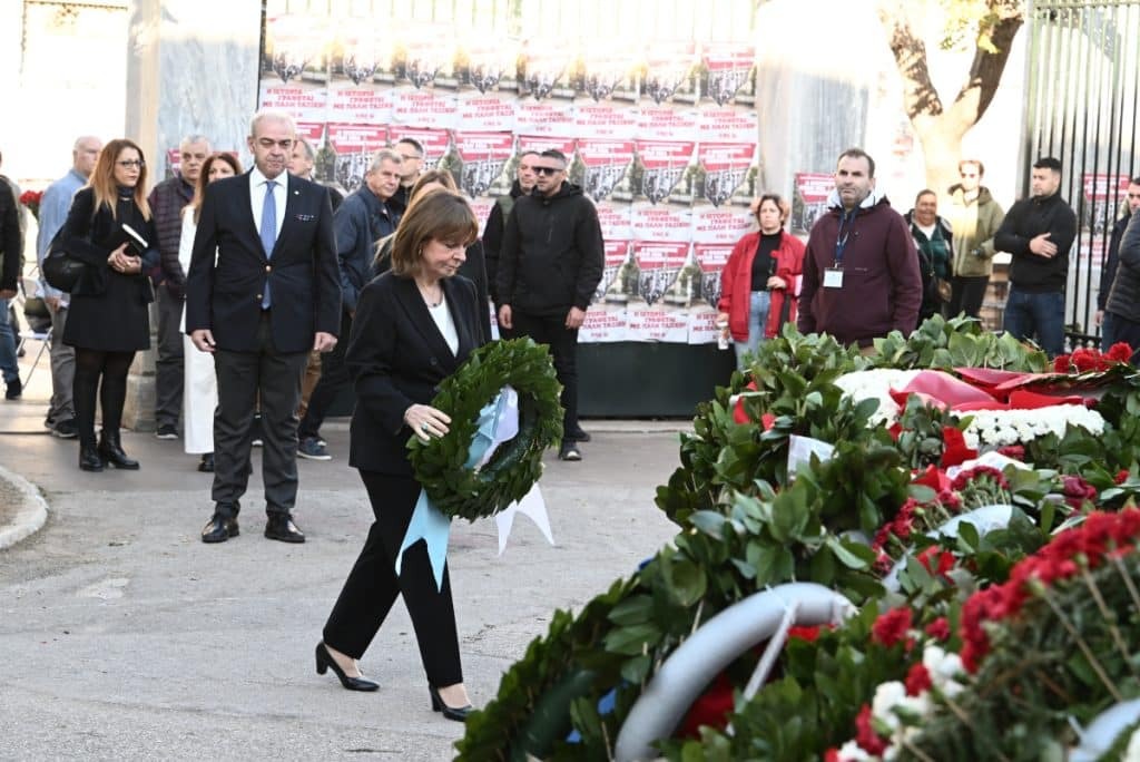 Πολυτεχνείο: Κατέθεσαν στεφάνι η Πρόεδρος της Δημοκρατίας και ο πρόεδρος της Βουλής