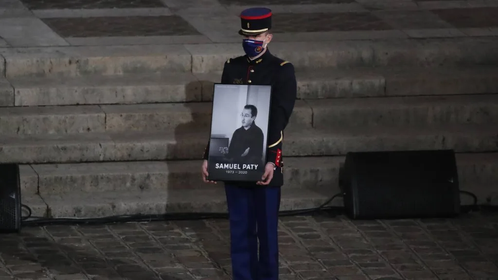 Ξεκίνησε η δίκη των έξι πρώην μαθητών για τον αποκεφαλισμό του καθηγητή Σαμιέλ Πατί