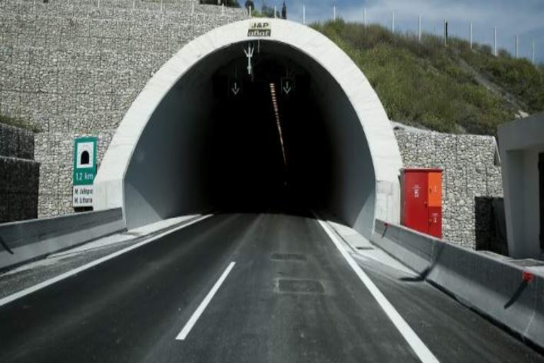 Παρ’ ολίγον τραγωδία στη Στυλίδα: Οδηγός νταλίκας δέχτηκε τσίμπημα από σφίγγα και λιποθύμησε στα τούνελ