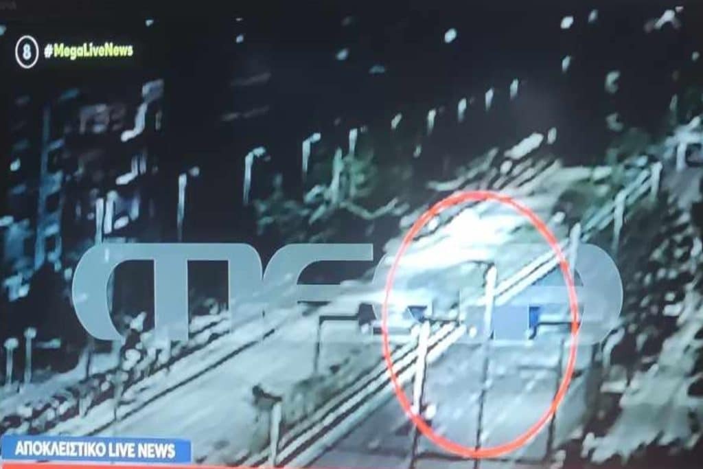 Βίντεο ντοκουμέντο από το δυστύχημα στο Δέλτα του Φαλήρου – Η στιγμή που ο οδηγός πέφτει στις