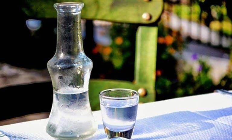 «Τσίπουρο όταν πιεις γίνεσαι ευθύς…μερακλής» – Πώς ένας μεθυσμένος άντρας έγινε viral [Βίντεο]