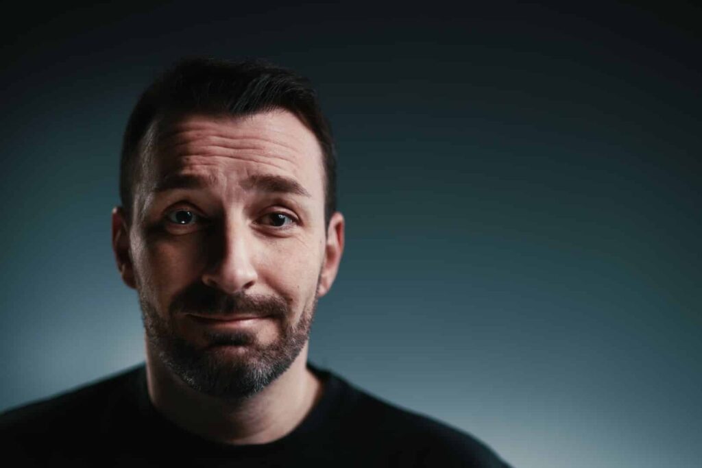 Ο stand-up κωμικός Γιώργος Χατζηπαύλου ψάχνει τον «ελέφαντα στο δωμάτιο»