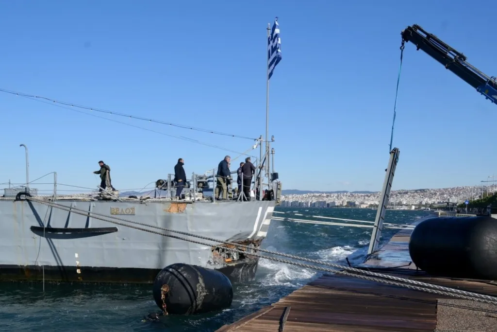 Στεγανοποιήθηκε το ρήγμα στο «λαβωμένο» Βέλος – Μεταφέρθηκε στο λιμάνι Θεσσαλονίκης [Βίντεο]
