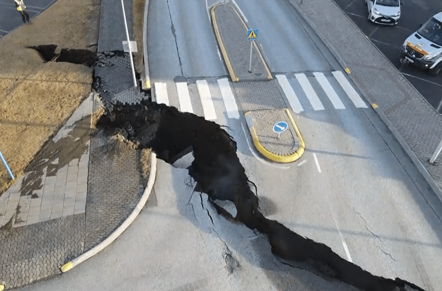 Εφιαλτικές στιγμές στην Ισλανδία: Η μεγαλύτερη μπουλντόζα στην πρώτη γραμμή προστασίας