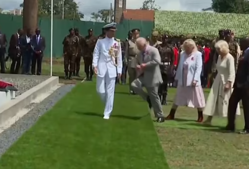 Αστείο ατύχημα για τον Βασιλιά της Αγγλίας σε νεκροταφείο - Δείτε το βίντεο