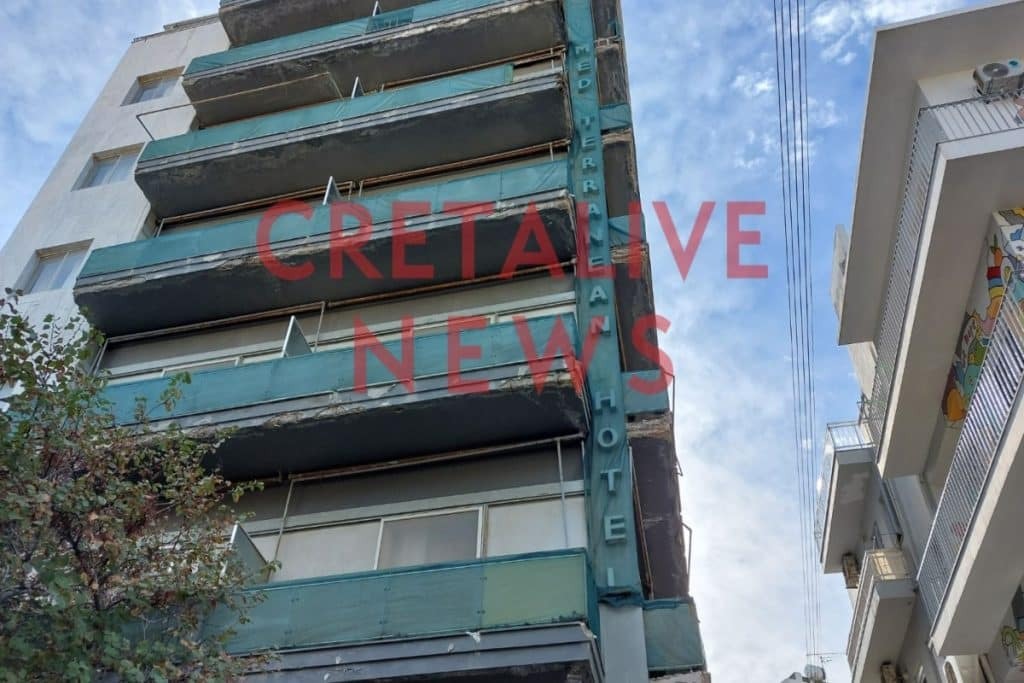 Πανικός στο Ηράκλειο: «Κατέρρευσε» μπαλκόνι σε κεντρικό δρόμο [εικόνες]