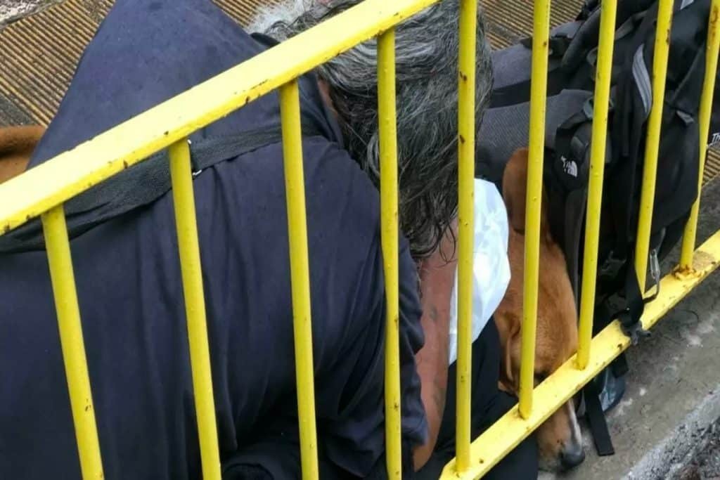 Ηράκλειο: Μια εικόνα χίλιες λέξεις – Άστεγος έβγαλε το μπουφάν του στη βροχή, για να σκεπάσει 