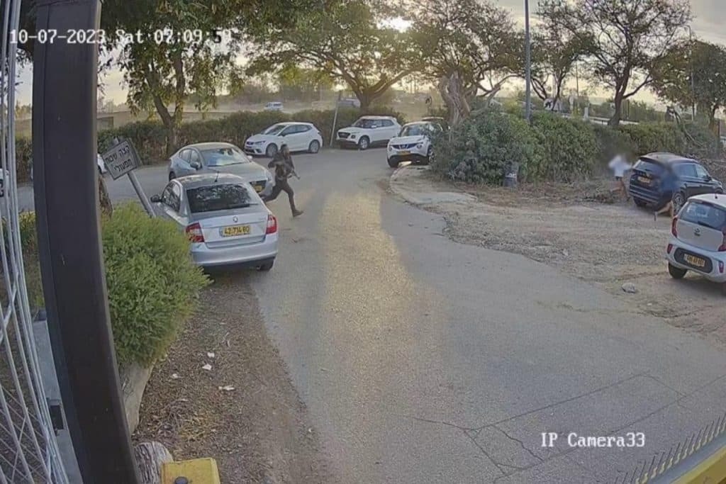 Ισραήλ: Βίντεο σοκ στο κιμπούτς Alumim – Η στιγμή που τρομοκράτες της Χαμάς εκτελούν δύο γυναί
