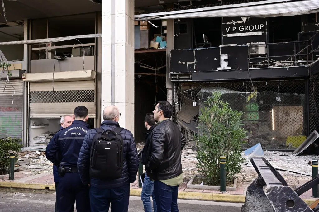 Έκρηξη στον Πειραιά: Δεύτερη φορά στόχος το κτίριο – Τι προβληματίζει τις αρχές [Εικόνες- Βίντεο]