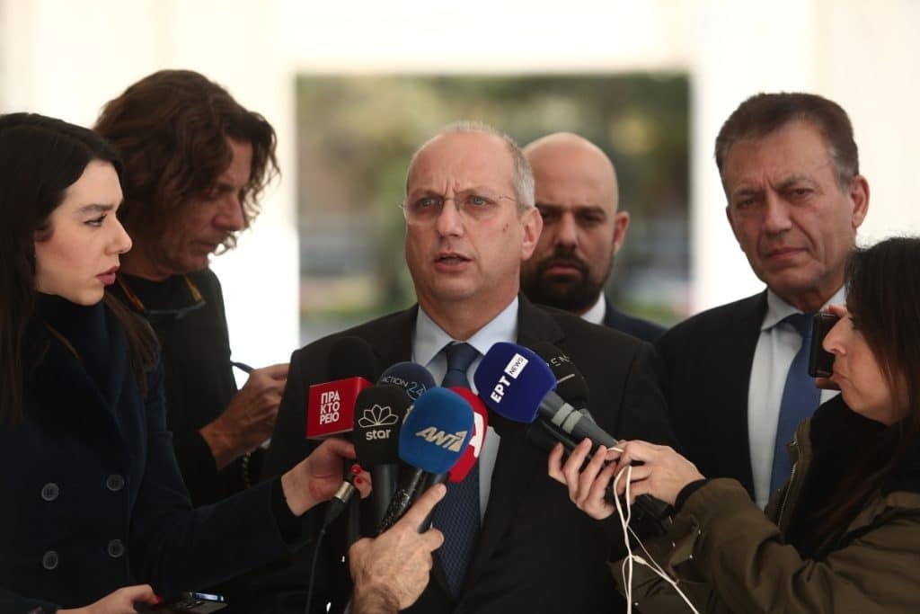 Οικονόμου και Βρούτσης για οπαδική βία: «Στόχος να σταματήσουμε τις αγέλες των χούλιγκαν»