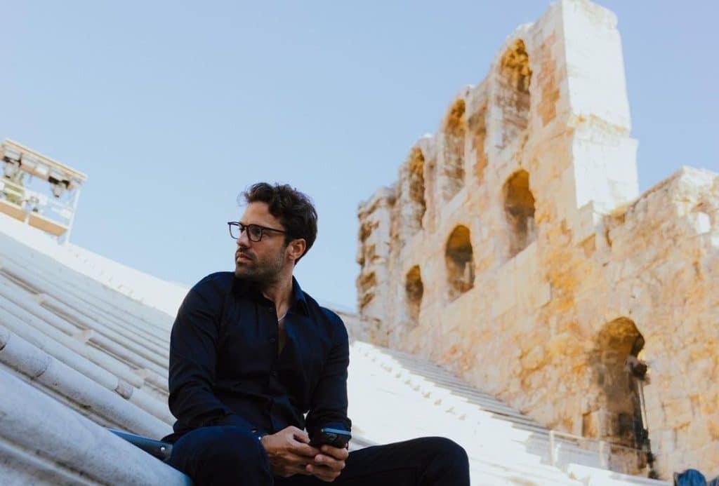 Κωνσταντίνος Αργυρός: Τραγούδησε με φόντο τα Γλυπτά του Παρθενώνα