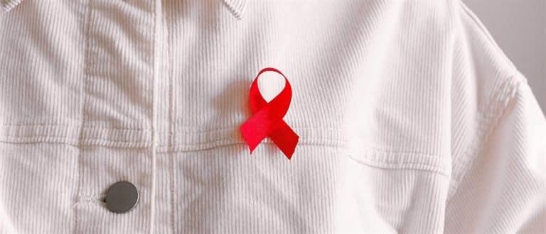 AIDS – Μαγιορκίνης: Αύξηση των διαγνώσεων στην Ελλάδα το 2023 – Πού οφείλεται [Βίντεο]