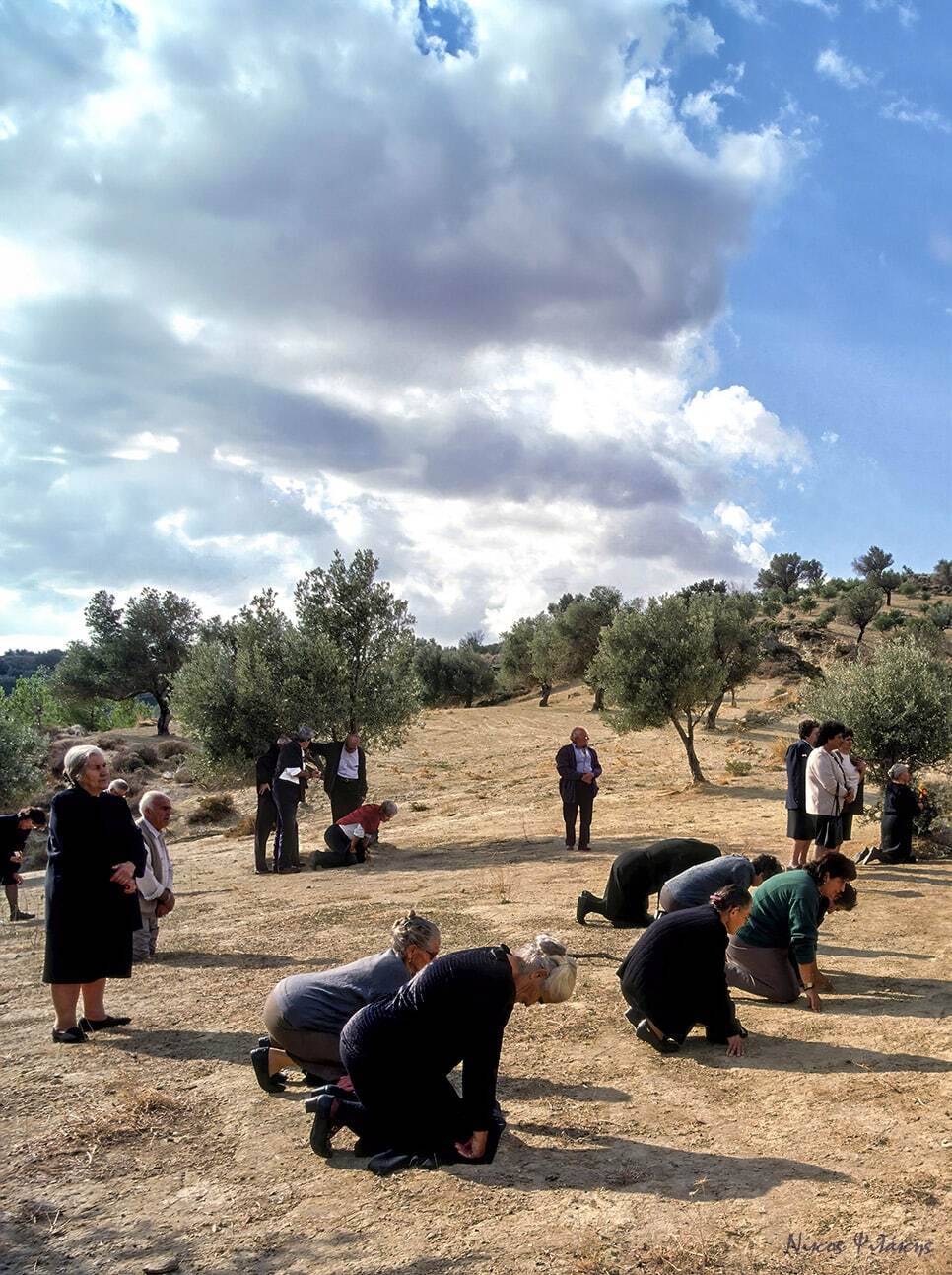Άνθρωποι γονατισμένοι στην κατάξερη γη. Λιτανεία ανομβρίας.