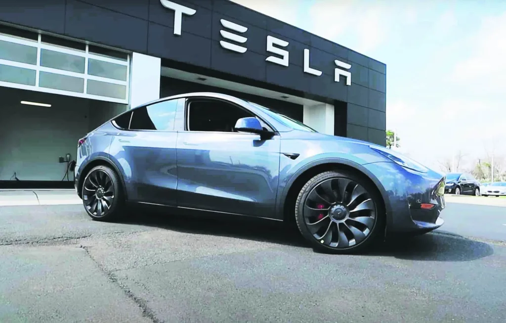 Τι συμβαίνει με τα Tesla – Ανακλήθηκαν 2 εκατ. αυτοκίνητα στις ΗΠΑ λόγω αυτόματου πιλότου