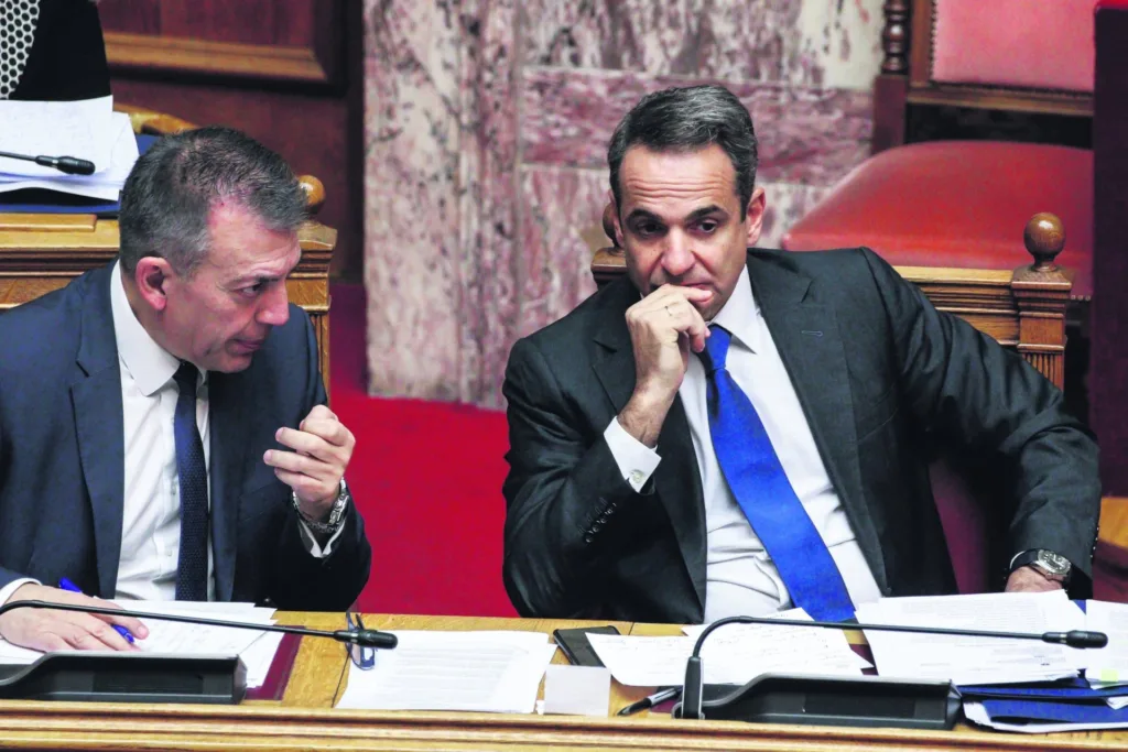 Μαξίμου: «Νόμος και τάξη» σε γήπεδα και δρόμους