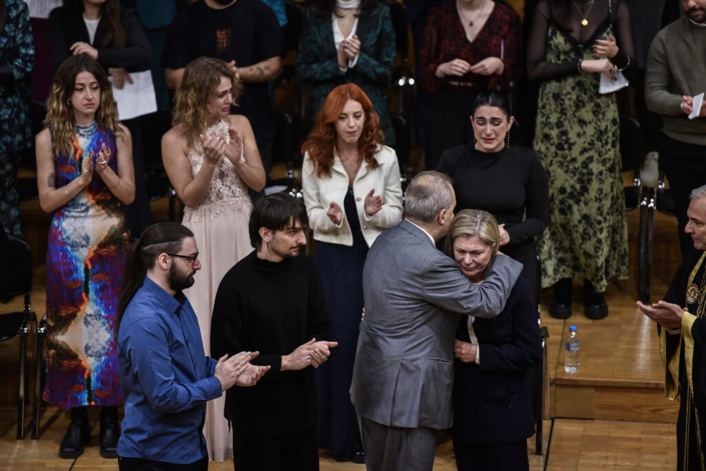 Τραγωδία στα Τέμπη: Ράγισαν καρδιές στο ΑΠΘ – Δόθηκε τιμητικά το πτυχίο της αρχιτεκτονικής στις αδικοχαμένες φοιτήτριες [εικόνες & βίντεο]