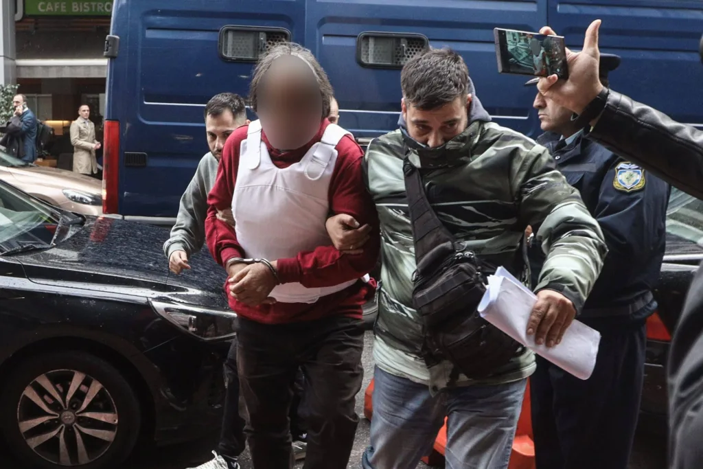 Σαλαμίνα: Στα δικαστήρια Πειραιά ο 71χρονος που σκότωσε την 43χρονη σύντροφό του
