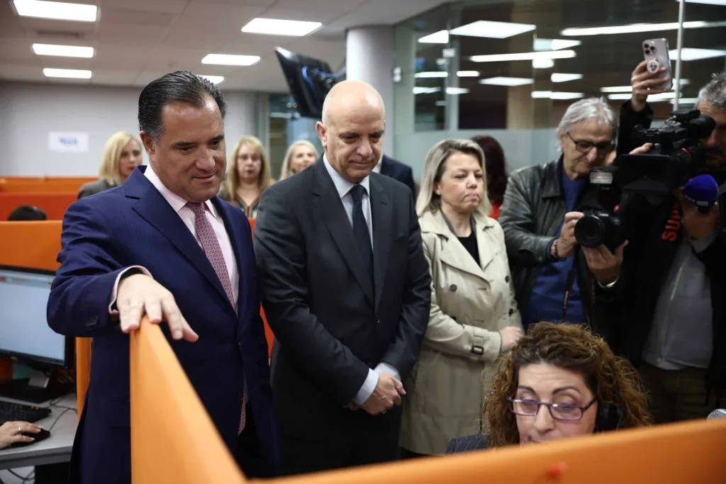 Αιφνιδιαστική επίσκεψη Γεωργιάδη στο τηλεφωνικό κέντρο του 1555 – «Οι ασφαλισμένοι θα παίρνουν