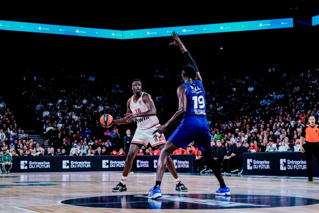 Euroleague: Με «καυτούς» Κέινααν, Πίτερς και αναγεννημένο ΜακΚίσικ νίκησε τη Βιλερμπάν ο Ολυμπιακός