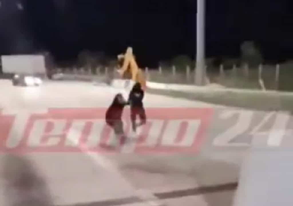 Αίγιο: Νέο βίντεο με τους τρεις κουκουλοφόρους να σέρνουν την γυναίκα στα διόδια του Ελαιώνα