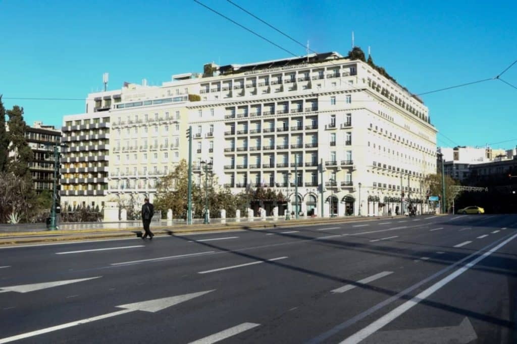 Η Χριστουγεννιάτικη Αθήνα θυμίζει 15 Αύγουστο – Ερημιά και ζέστη στο κέντρο [εικόνες & βί
