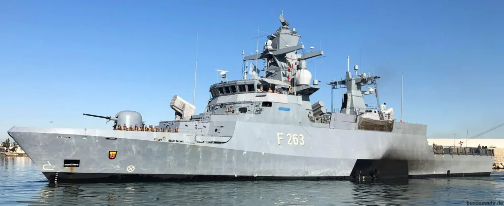 Γερμανική κορβέτα κατέπλευσε στο λιμάνι του Πειραιά [Εικόνες]