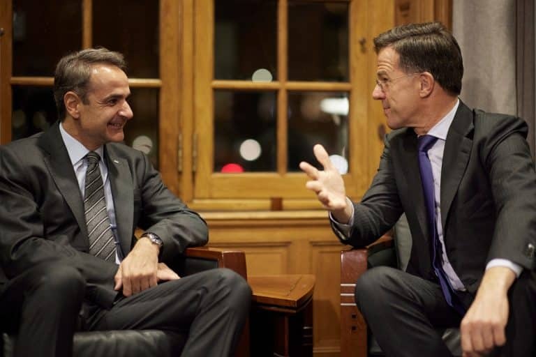Συνάντηση Μητσοτάκη και Ρούτε – Οι έπαινοι για την επενδυτική βαθμίδα, η νυχτερινή βόλτα στην Χάγη