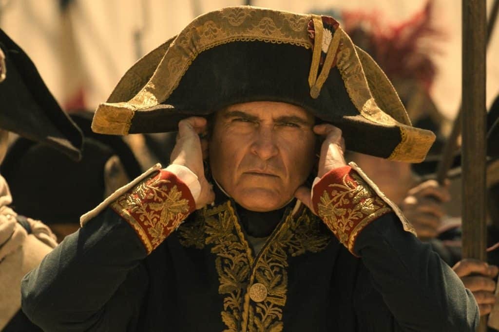 Έξαλλη η Γαλλία με το «Napoleon»: Οι ιστορικές ανακρίβειες, οι ηλικίες και ο… γελοίος βομβαρδισμός