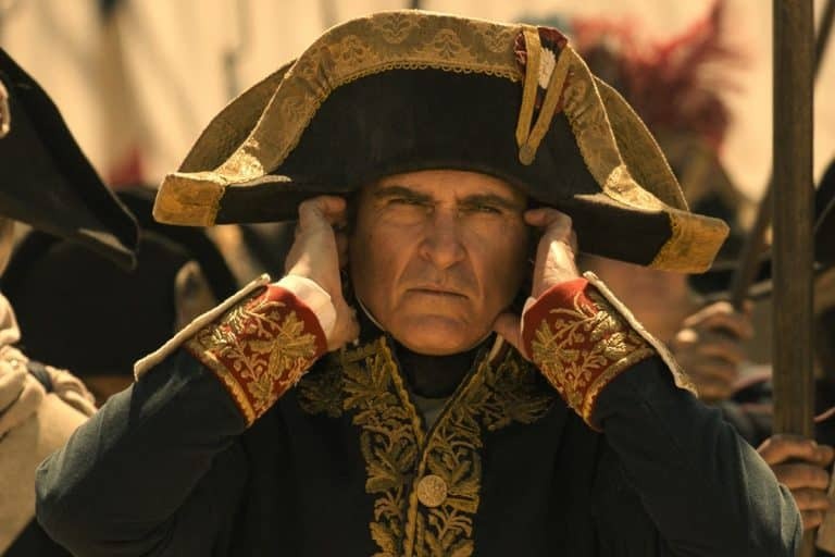 Έξαλλη η Γαλλία με το «Napoleon»: Οι ιστορικές ανακρίβειες, οι ηλικίες και ο… γελοίος βομβαρδισμός