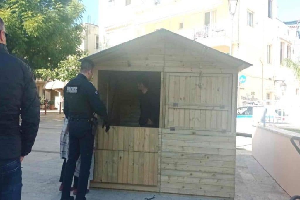 Ρέθυμνο: Εικόνες «γροθιά στο στομάχι» – Άστεγος αναζήτησε στέγη σε ξύλινο χριστουγεννιάτικο σπιτάκι