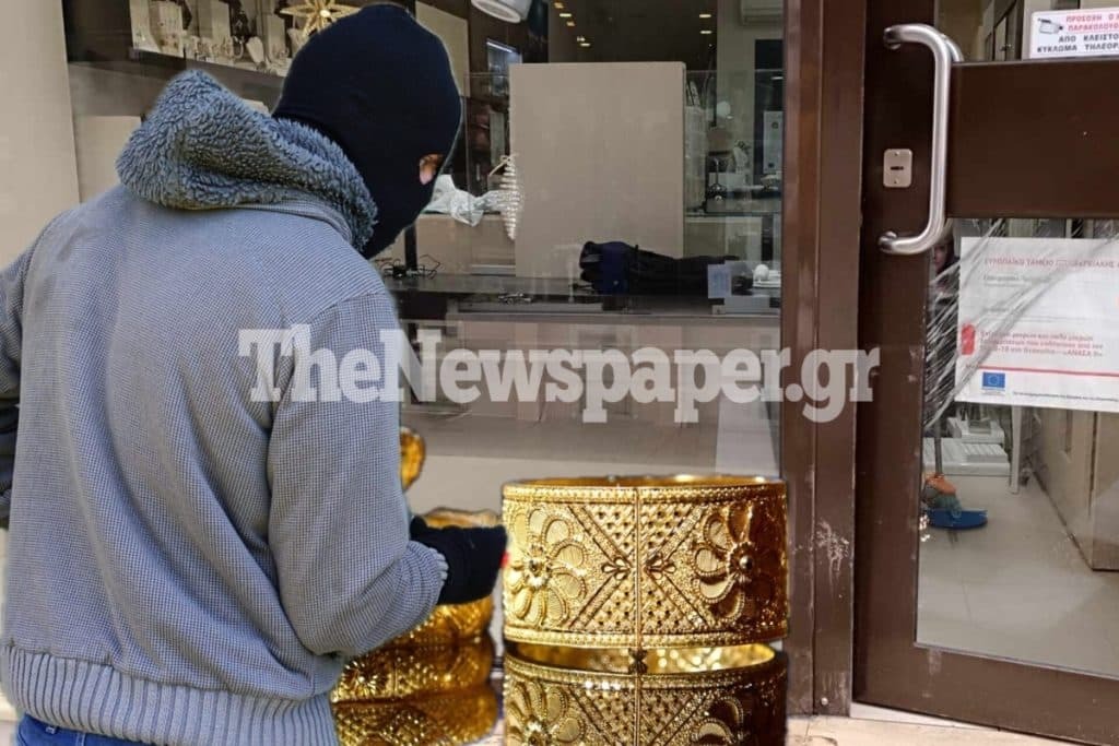 Βόλος: Διάρρηξη που θυμίζει ταινία δράσης – Μπούκαραν με αυτοκίνητο σε κοσμηματοπωλείο και το έκαναν φύλλο & φτερό