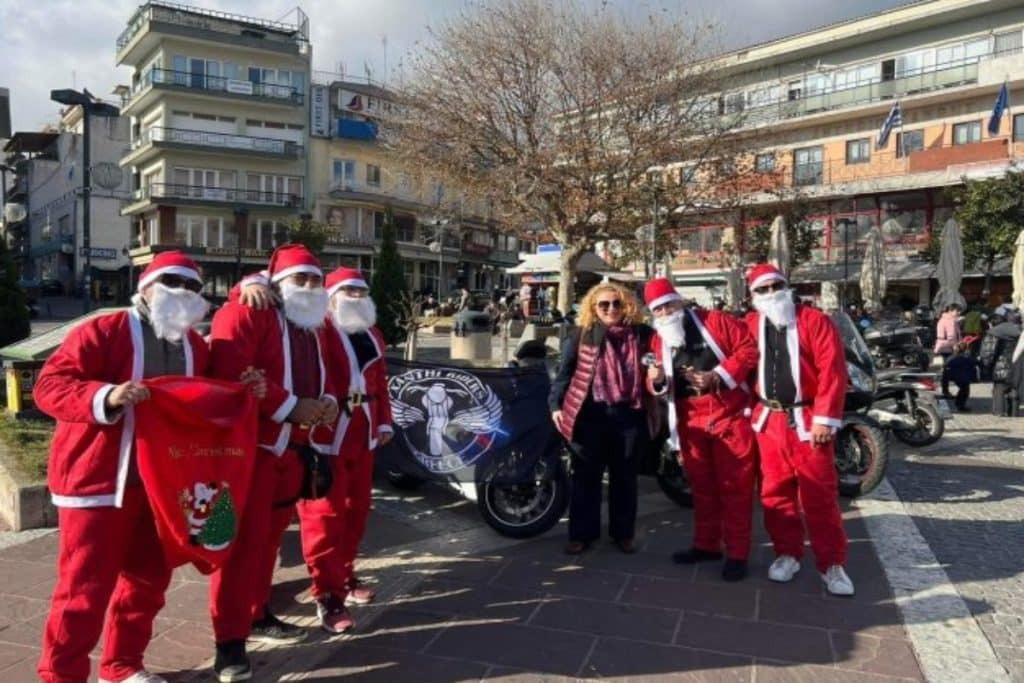 Ξάνθη: Πλήθος από Άγιο-Βασίληδες ξεχύθηκαν στους δρόμους [βίντεο]