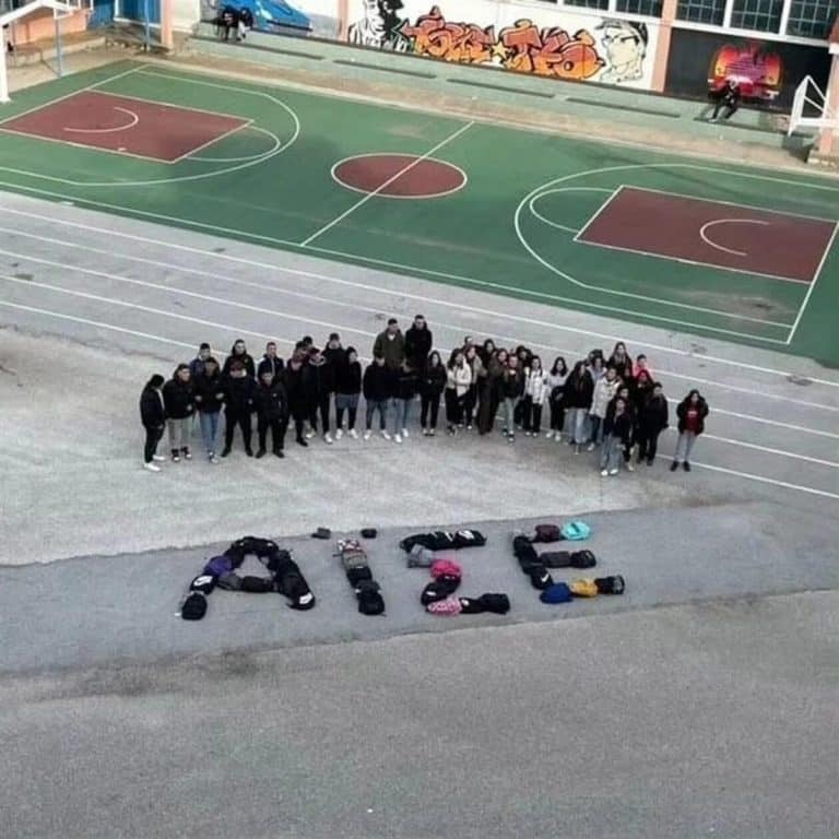 Το συγκινητικό «αντίο» μαθητών της Ξάνθης στην 19χρονη Αϊσέ που παρέσυρε και σκότωσε αστυνομικός