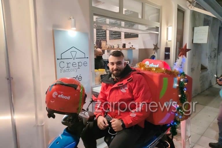 Διανομέας στην Κρήτη…σε ρόλο Άη Βασίλη – Στόλισε το μηχανάκι και μοίραζε σοκολατάκια [Βίντεο-Εικόνες]
