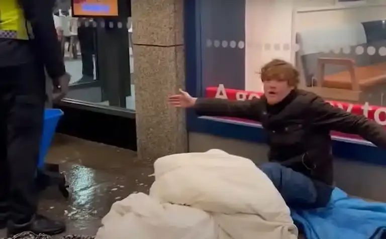 Σεκιουριτάς κλωτσάει και καταβρέχει άστεγο – Οργή στο διαδίκτυο από το viral βίντεο