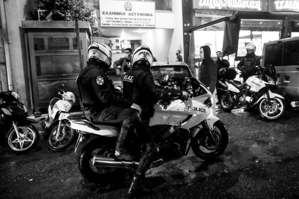 Ρέντη: Ελεύθεροι και οι 424 προσαχθέντες, καμία σύλληψη – Μάχη για τη ζωή του δίνει ο αστυνομι