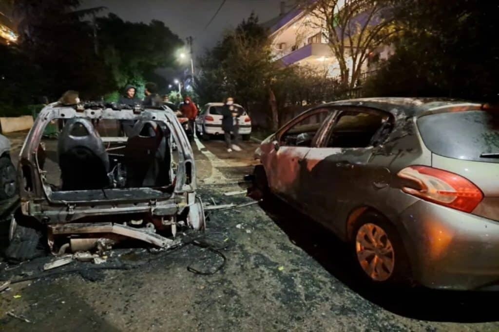 Πανικός στα Βριλήσσια: Στις φλόγες τυλίχτηκαν τρία αυτοκίνητα [εικόνες & βίντεο]
